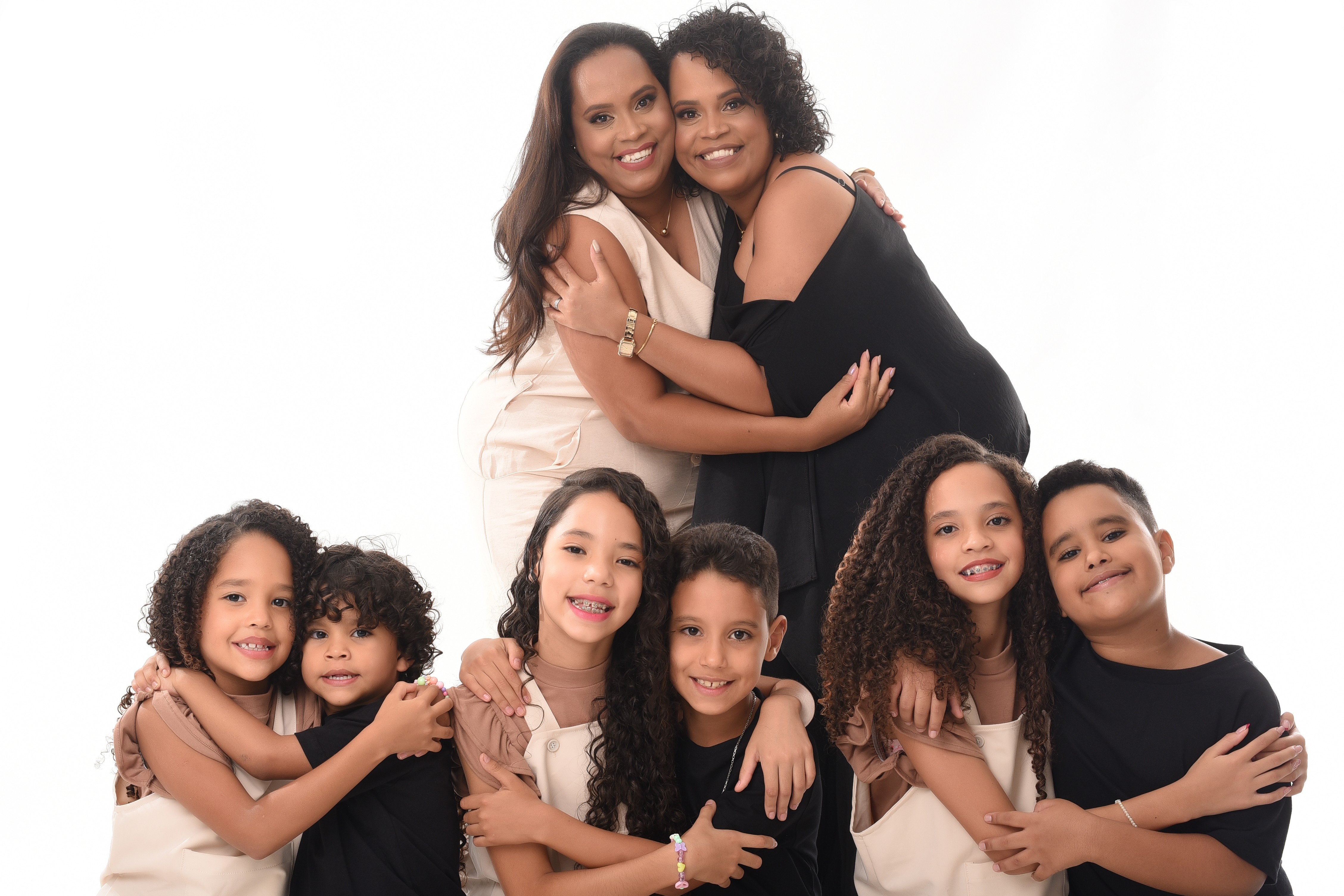 Gêmeas engravidam juntas três vezes, têm mesmo número de filhos e dividem salão de beleza: 'maternidade nos uniu ainda mais'