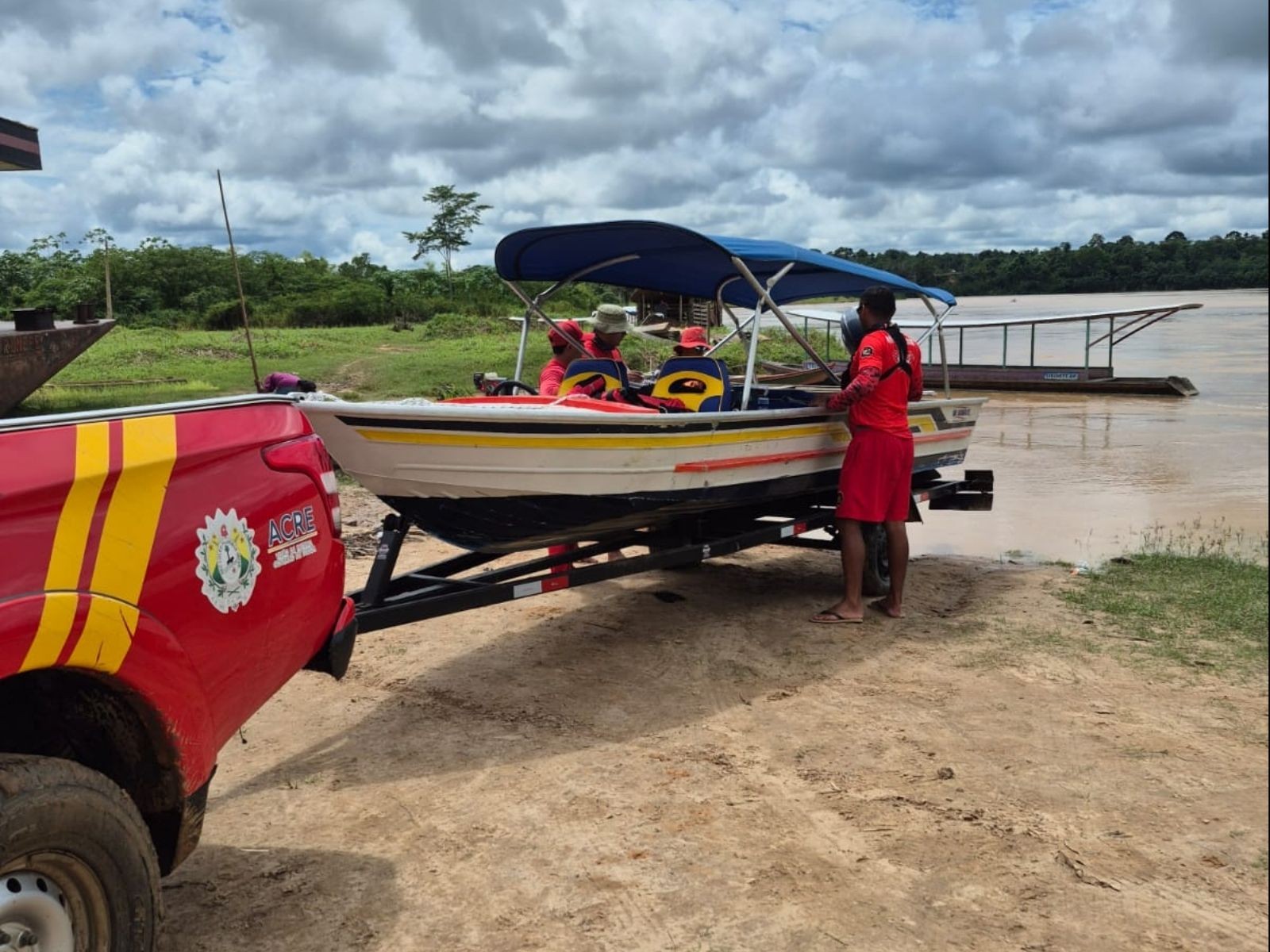 Criança de 3 anos desaparece após acidente com embarcações no interior do Acre