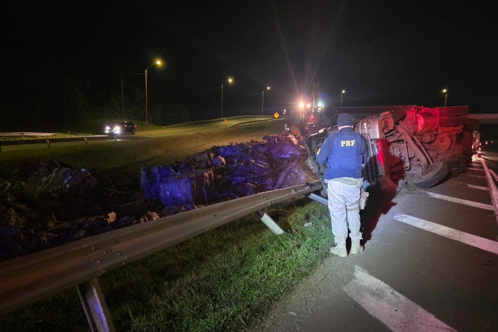 Imagem ilustrativa sobre Três jovens e motorista de caminhão mortos na BR‑376: acidentes chocam estado