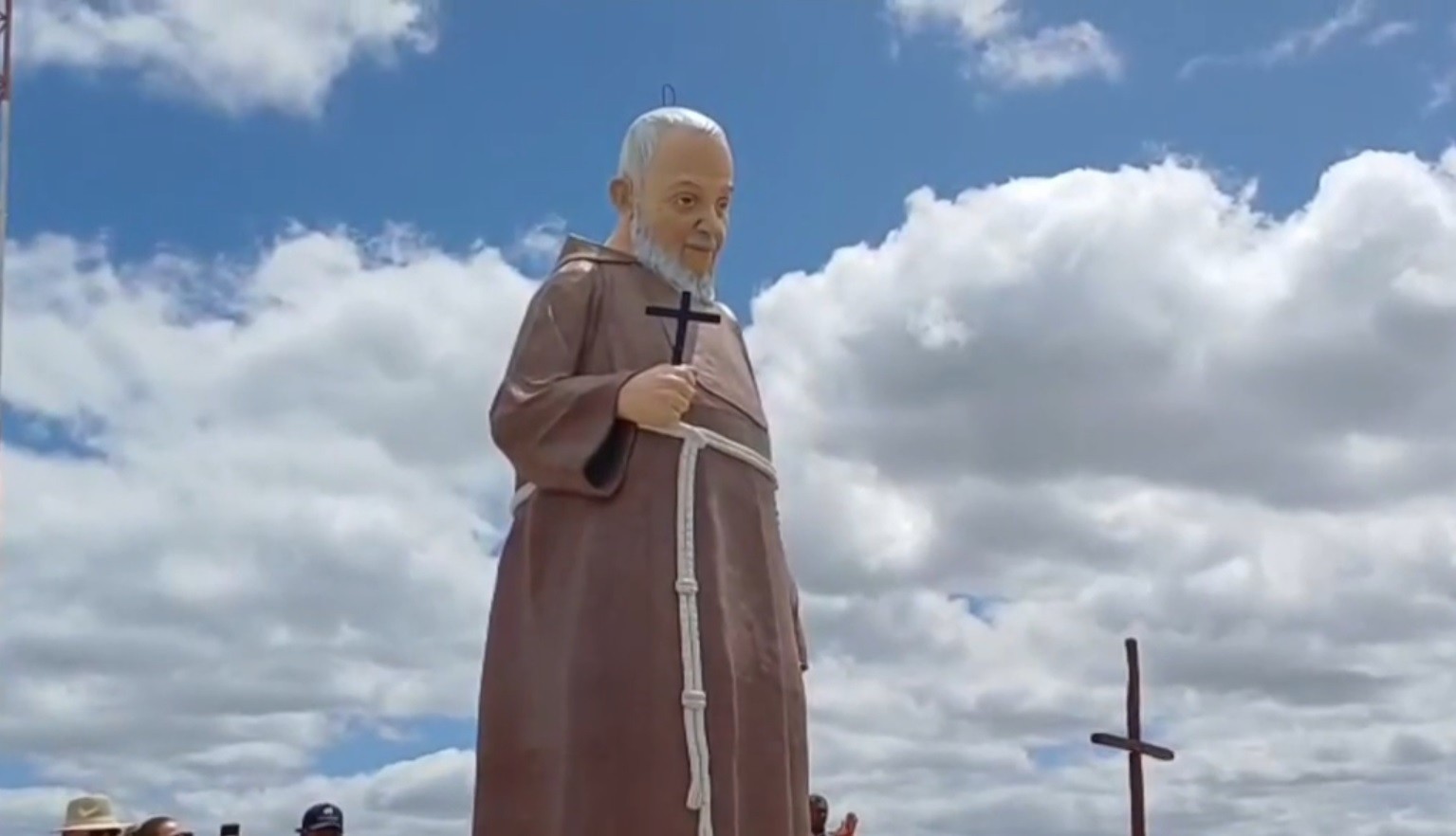 Com 7 metros, estátua de Frei Damião é inaugurada no interior do RN