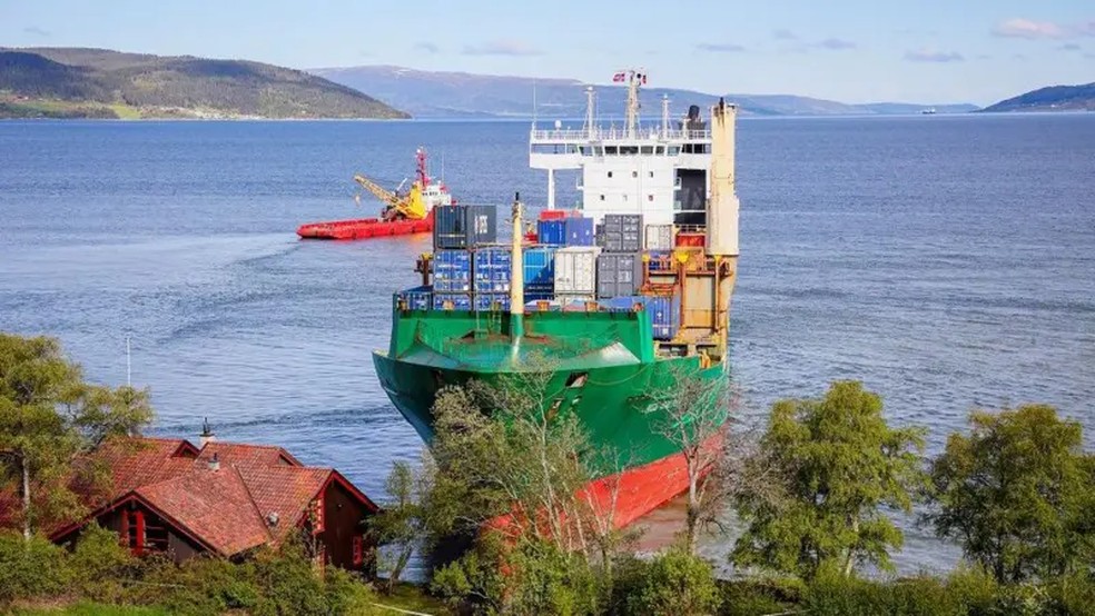 Navio cargueiro de 135 metros avançou sobre casa na Noruega. — Foto: EPA via BBC