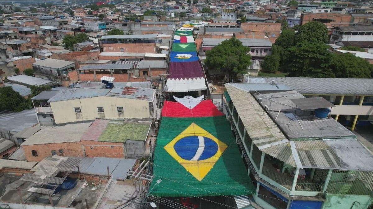 Morador resgata a tradição de enfeitar as ruas para Copa do Mundo