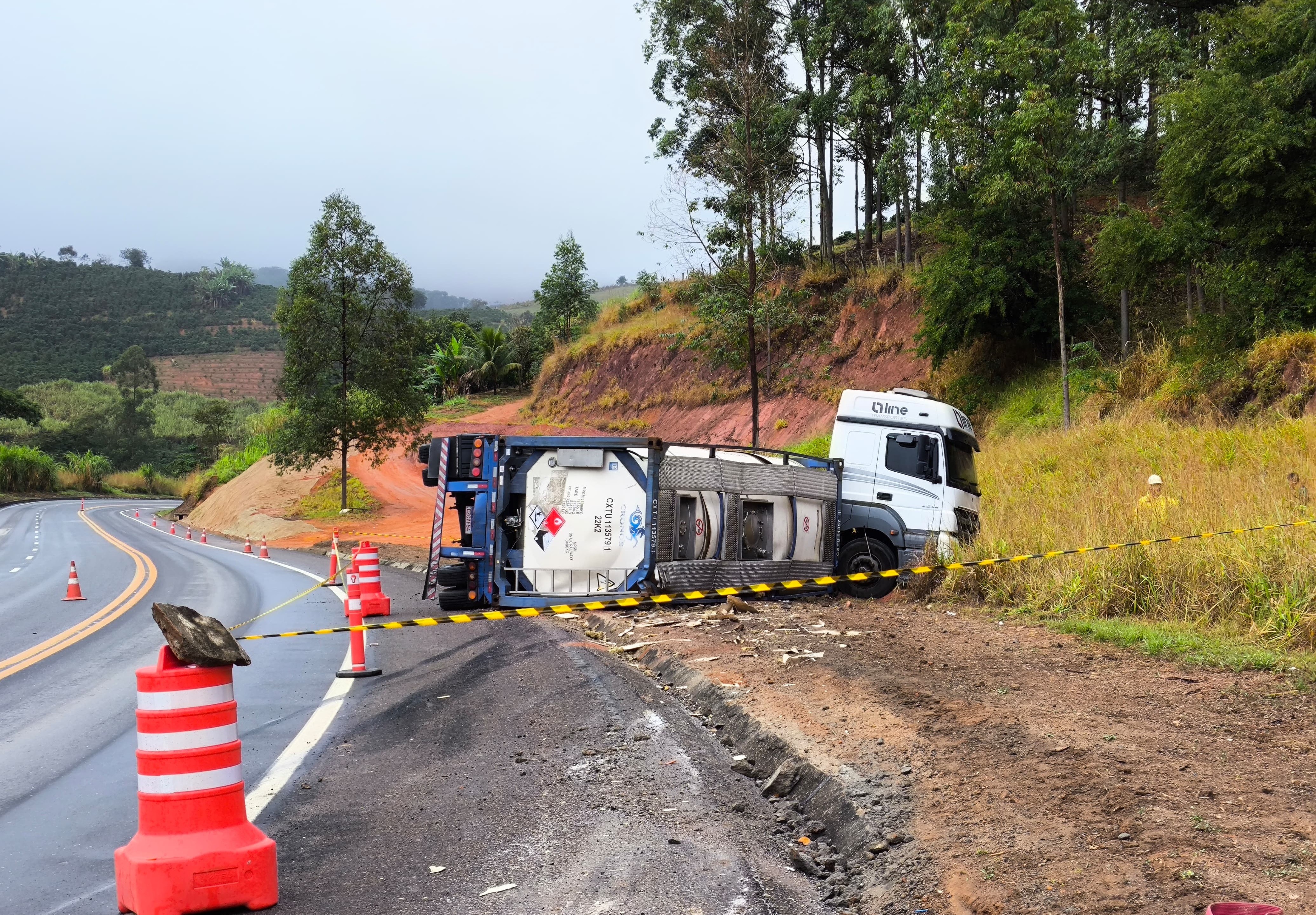 Carreta carregada com ácido acrílico tomba na BR-116, em São Francisco do Glória