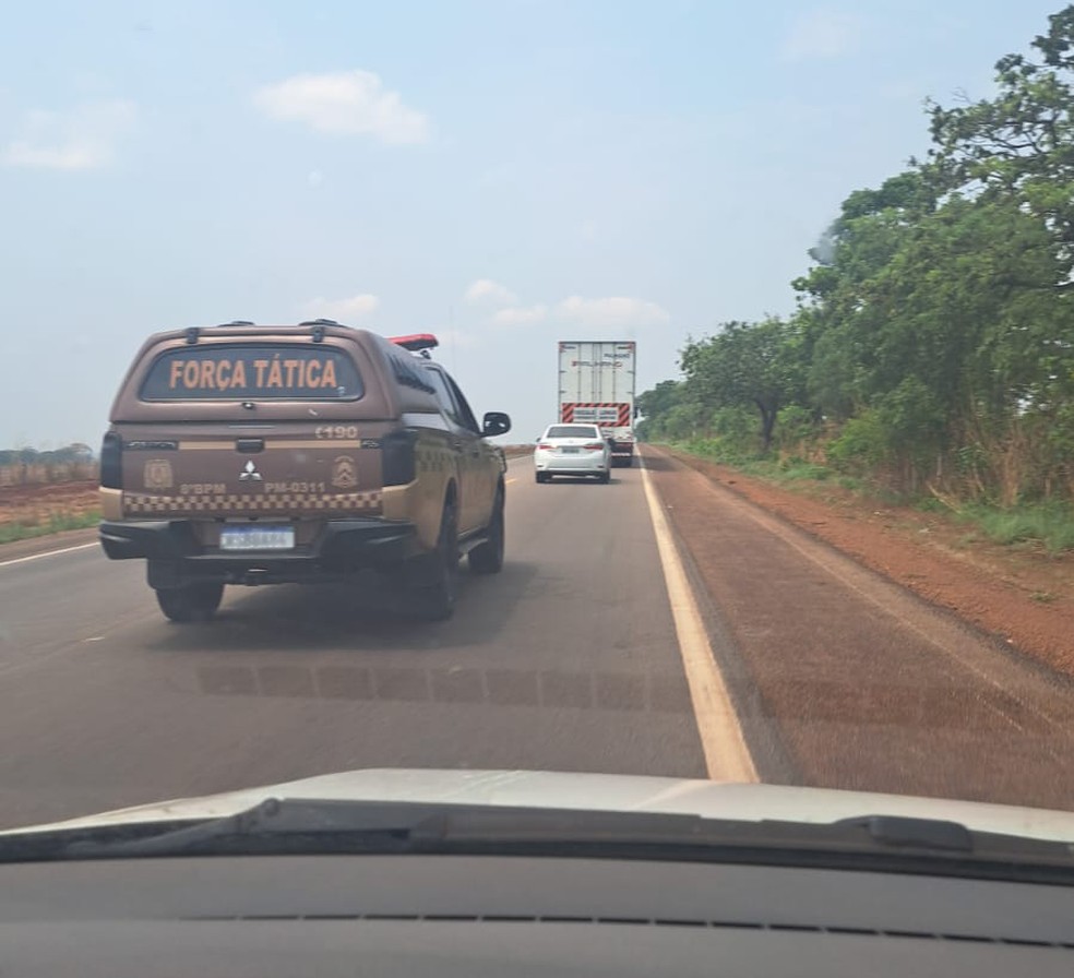 Viaturas interceptaram o carro dirigido pelo suspeito perto de Santa Rita — Foto: Divulgação/PM
