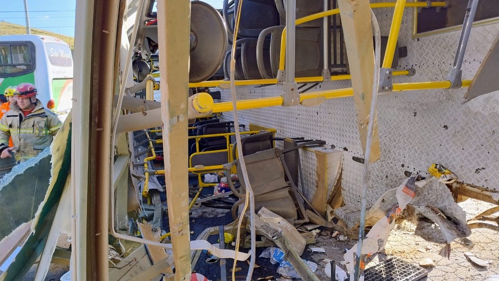 Ônibus do transporte público de Juiz de Fora tombou após ser atingido na BR-040 — Foto: Corpo de Bombeiros/Divulgação