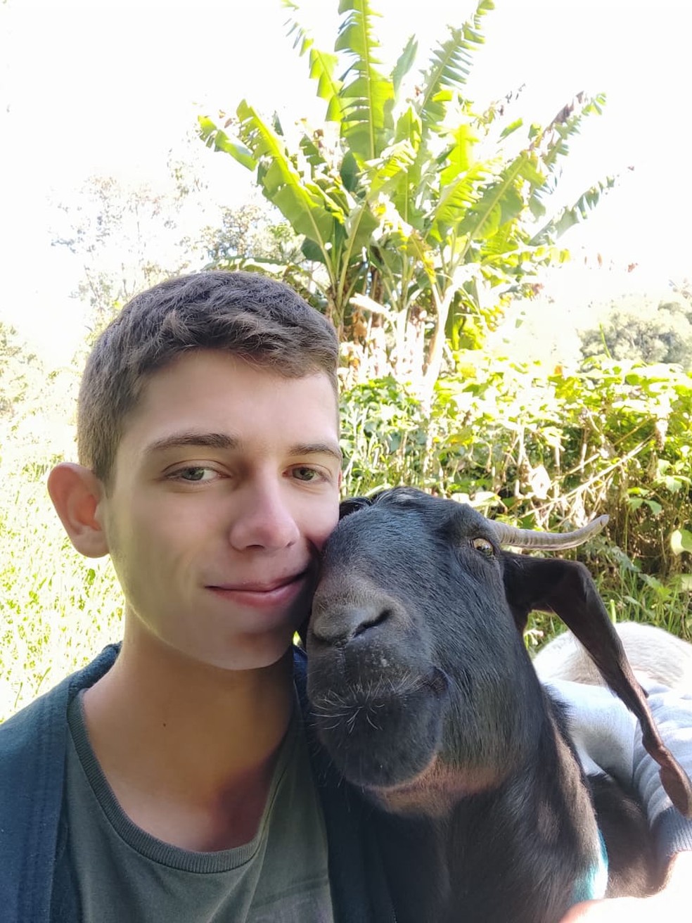 Mulher fazendo sexo com bode