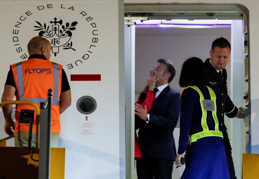 Momento em que mãos da primeira-dama da França, Brigitte Macron, atinge o rosto do marido, o presidente francês Emmanuel Macron, em 26 de maio de 2025. — Foto: Chalinee Thirasupa/ Reuters