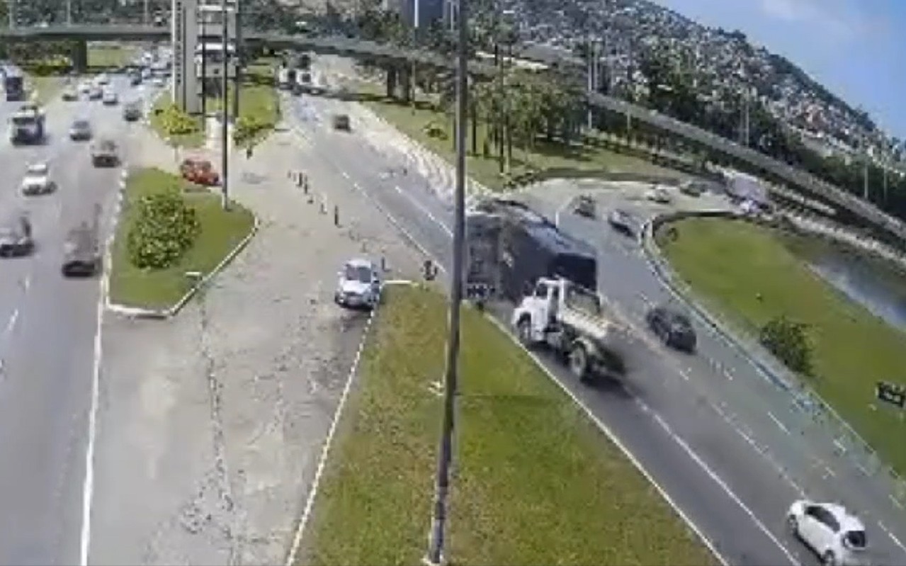 Caminhão cambaleia, tomba e quase atinge motociclista em Florianópolis; VÍDEO