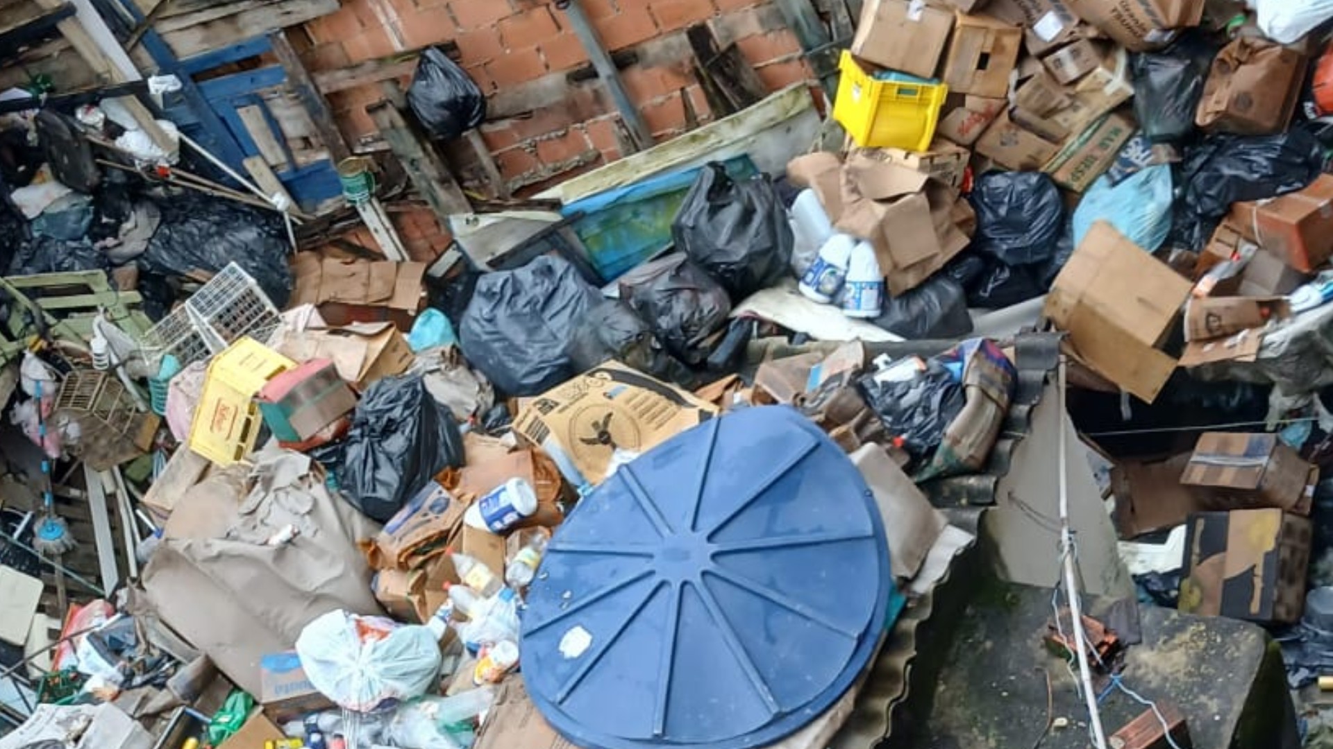 Montanha de lixo em quintal preocupa moradores do bairro Tamoio em Jundiaí