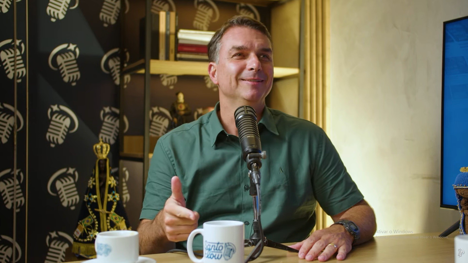 Após polêmica sobre Nossa Senhora Aparecida, Flávio Bolsonaro vai a podcast católico