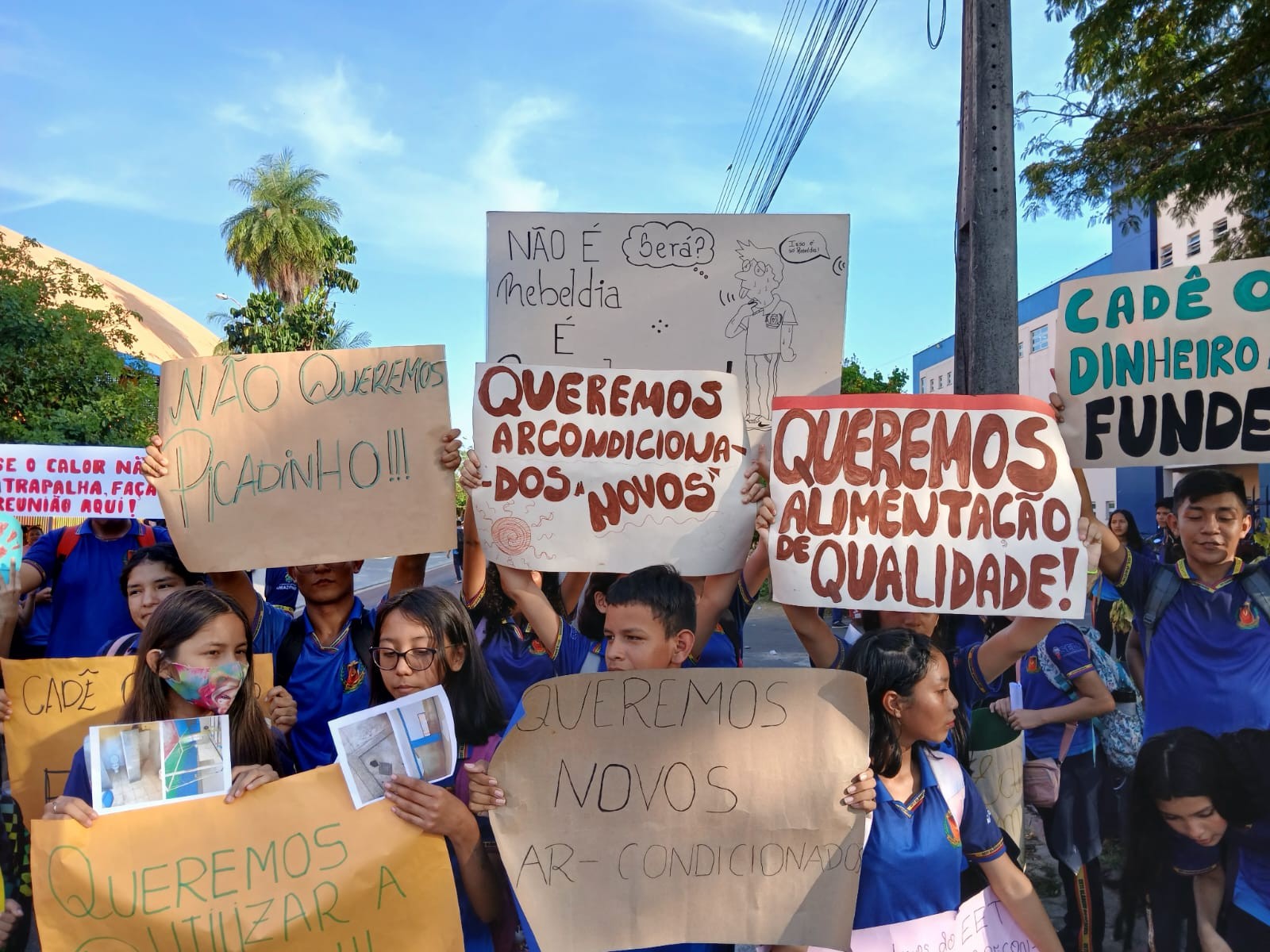 Alunos e professores protestam por melhorias nas escolas estaduais de Parintins