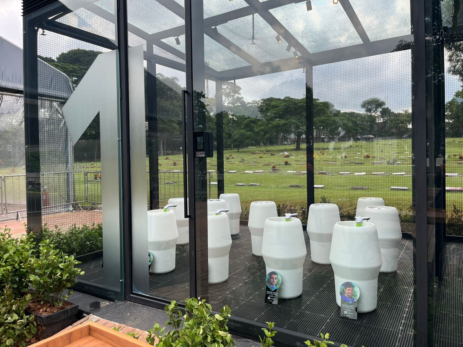 Memorial em homenagem aos Mamonas Assassinas tem incubadora para mudas com cinzas dos integrantes da banda; conheça