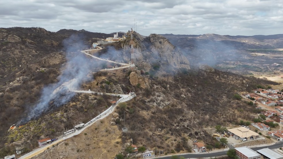 Incêndio atinge Monte do Galo, em Carnaúba dos Dantas — Foto: Juquinha JCN