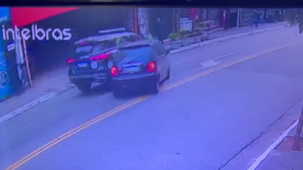 Vídeo mostra momento em que carro atinge viatura da GCM antes de disparo que matou guarda em SP
