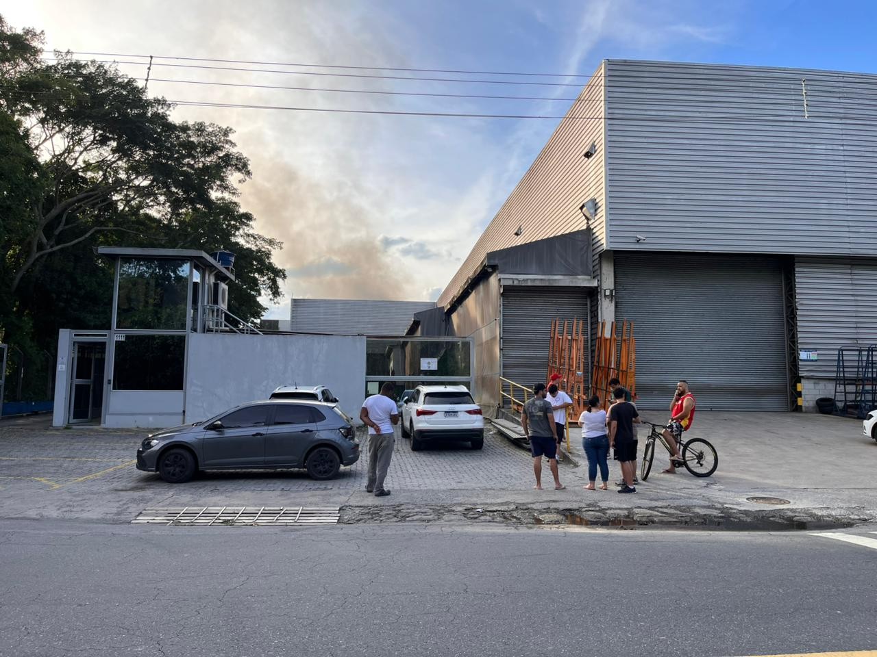 Incêndio atinge fábrica de vidros em Mogi das Cruzes