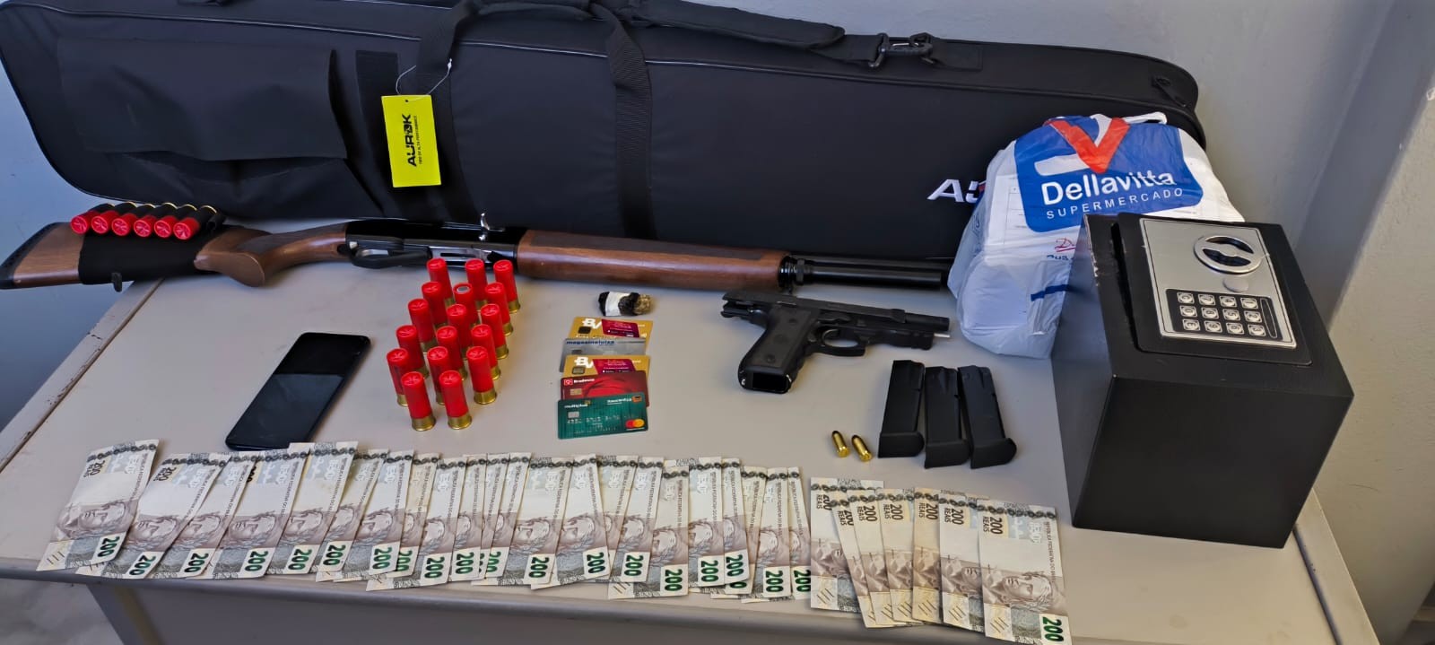 Polícia Civil apreende armas, drogas e R$ 6 mil durante mandado de busca em Porangaba