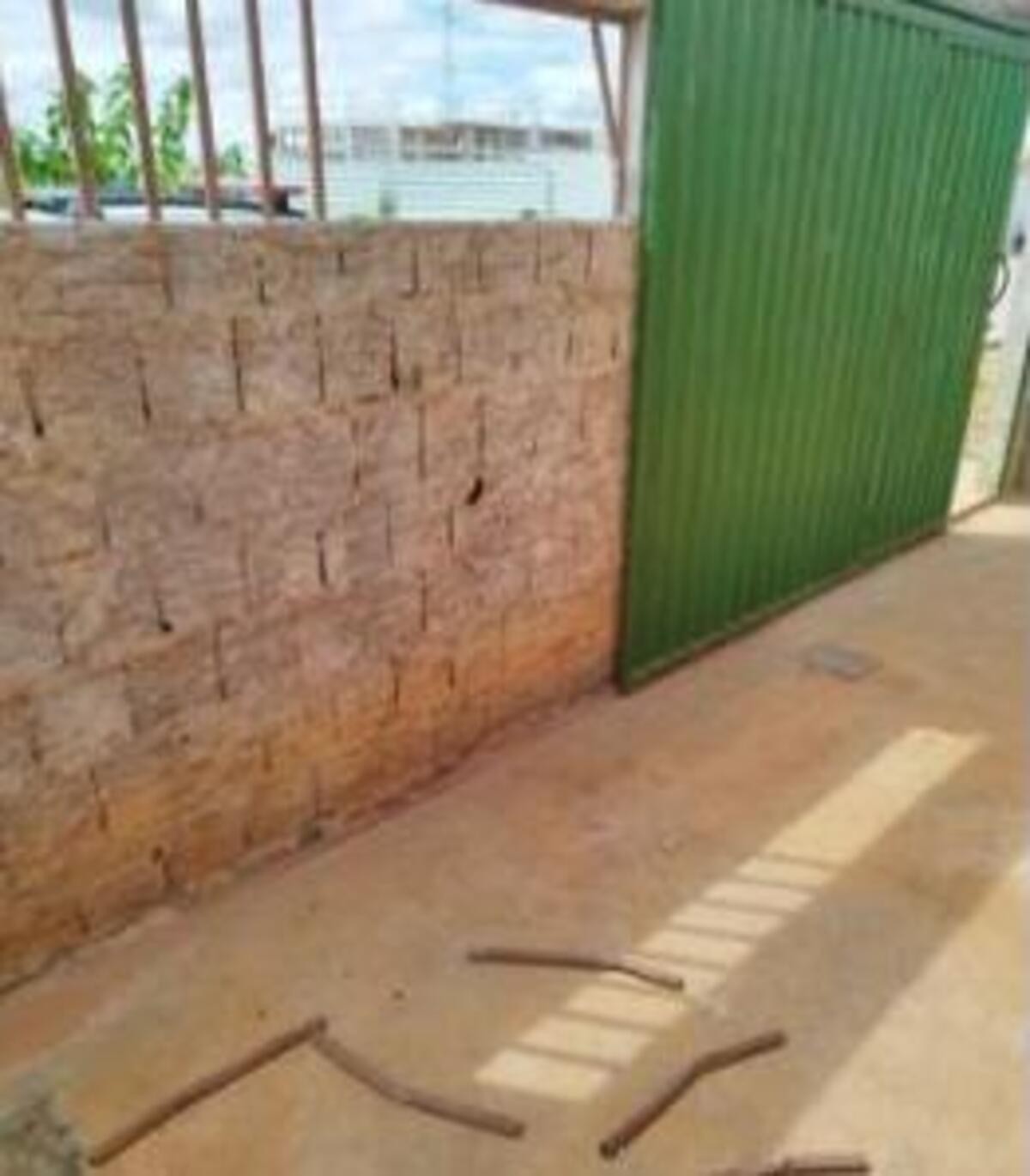 Homem quebra barras do muro da casa dos pais ao ser trancado por eles após cometer agressões em MG