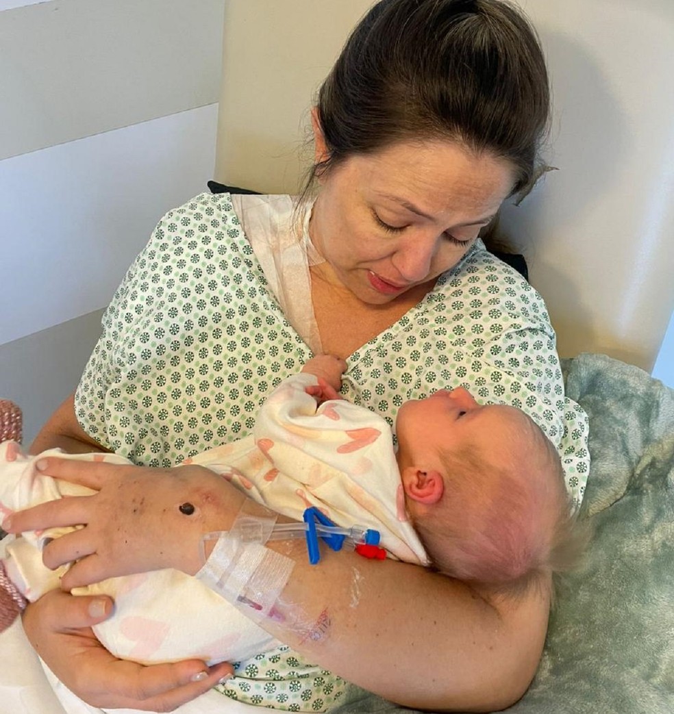 O reencontro de Janaina com a filha Ana, após 21 dias separadas. — Foto: Arquivo pessoal