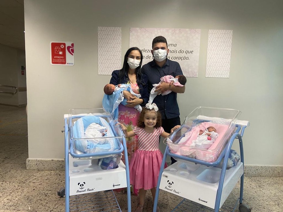 Dois dos quadrigêmeos recebem alta do hospital após quase um mês internados em Fortaleza. — Foto: Reprodução