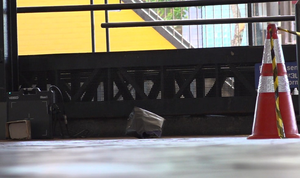 Bomba é encontrada em terminal de transporte público de Curitiba com bilhete 'perigo, risco de explosão' — Foto: Reprodução RPC