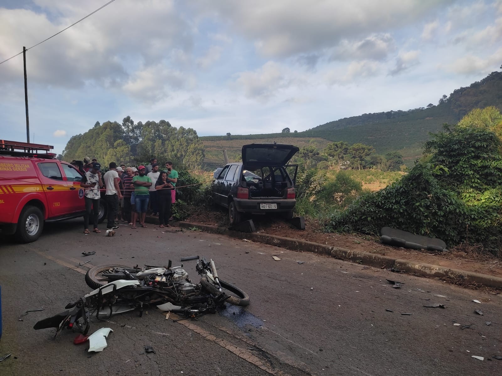 Adolescentes de 15 anos morrem em acidente na zona rural de Manhuaçu; eles estavam na moto que bateu de frente com carro