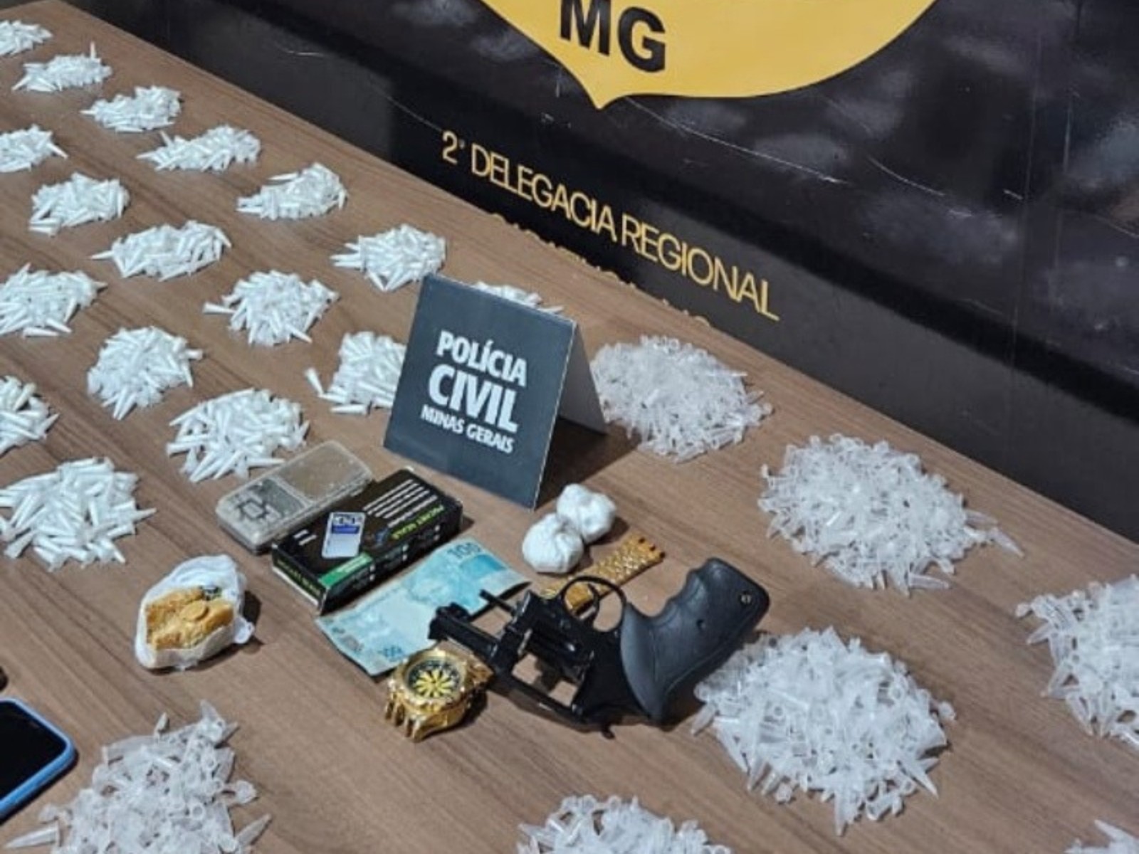 Polícia apreende mais de 1,3 mil pinos de cocaína, arma e munições em apartamento em Caratinga