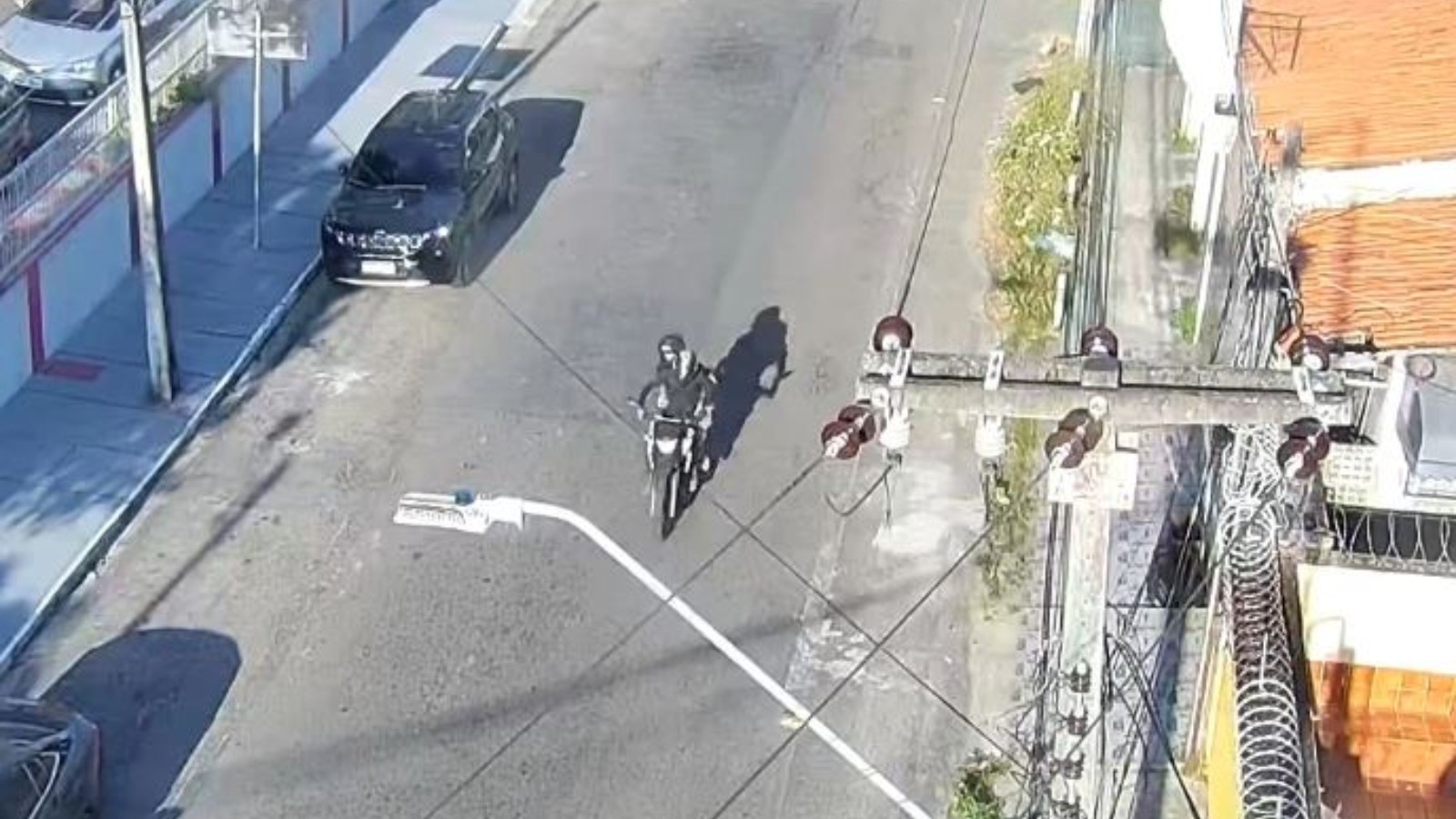 Vídeo: bombeiro foge com comparsa após assalto que matou motociclista de app