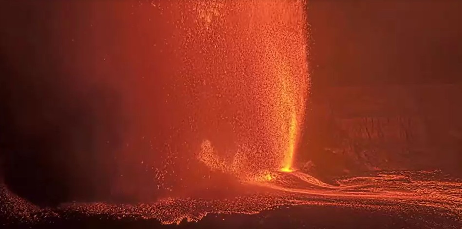 
VÍDEO: Vulcão entra em erupção no Havaí e lança jatos de lava de 300 metros