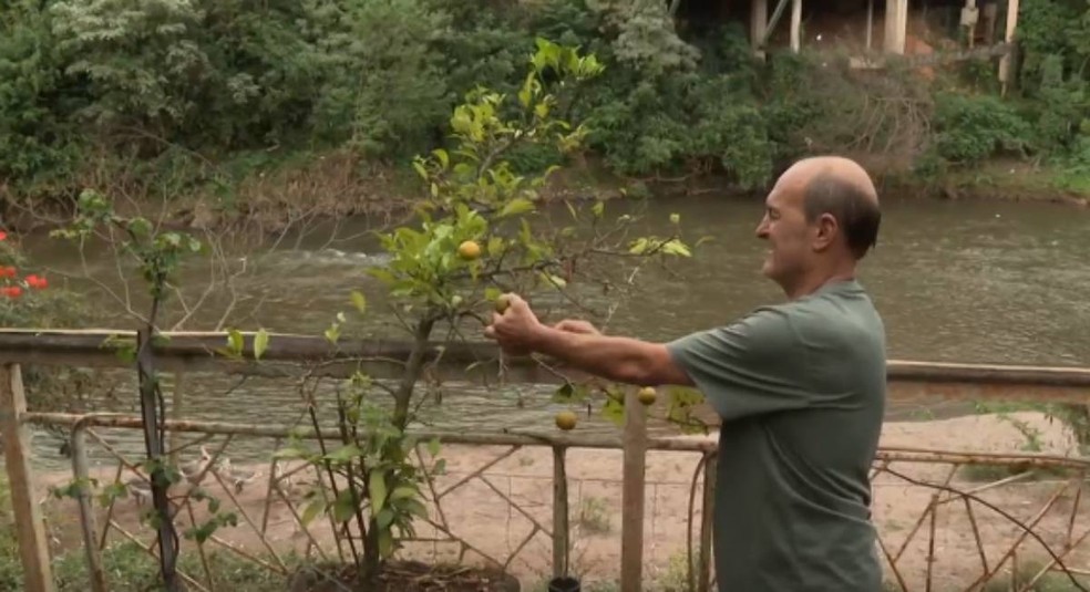 Comerciante Nilton Gonçalves denunciou atual situação do Rio das Velhas — Foto: Reprodução/TV Globo