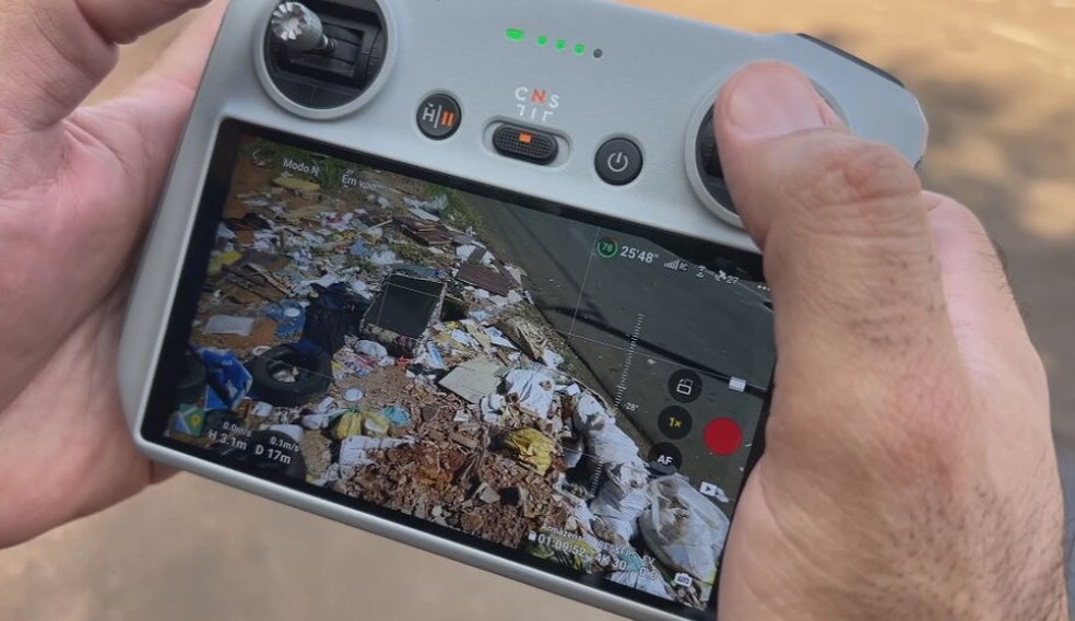 Painel do controle do drone de lavoura usado para a pulverização de larvicida no combate à dengue em Urupês (SP) — Foto: TV TEM/Reprodução