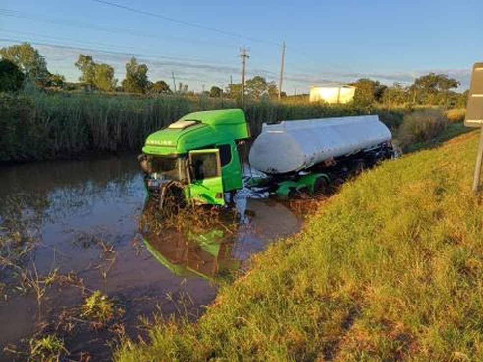 Carreta foi parar às margens da via após batida que matou motorista de caminhão-trator na BR-364 em MT — Foto: Reprodução