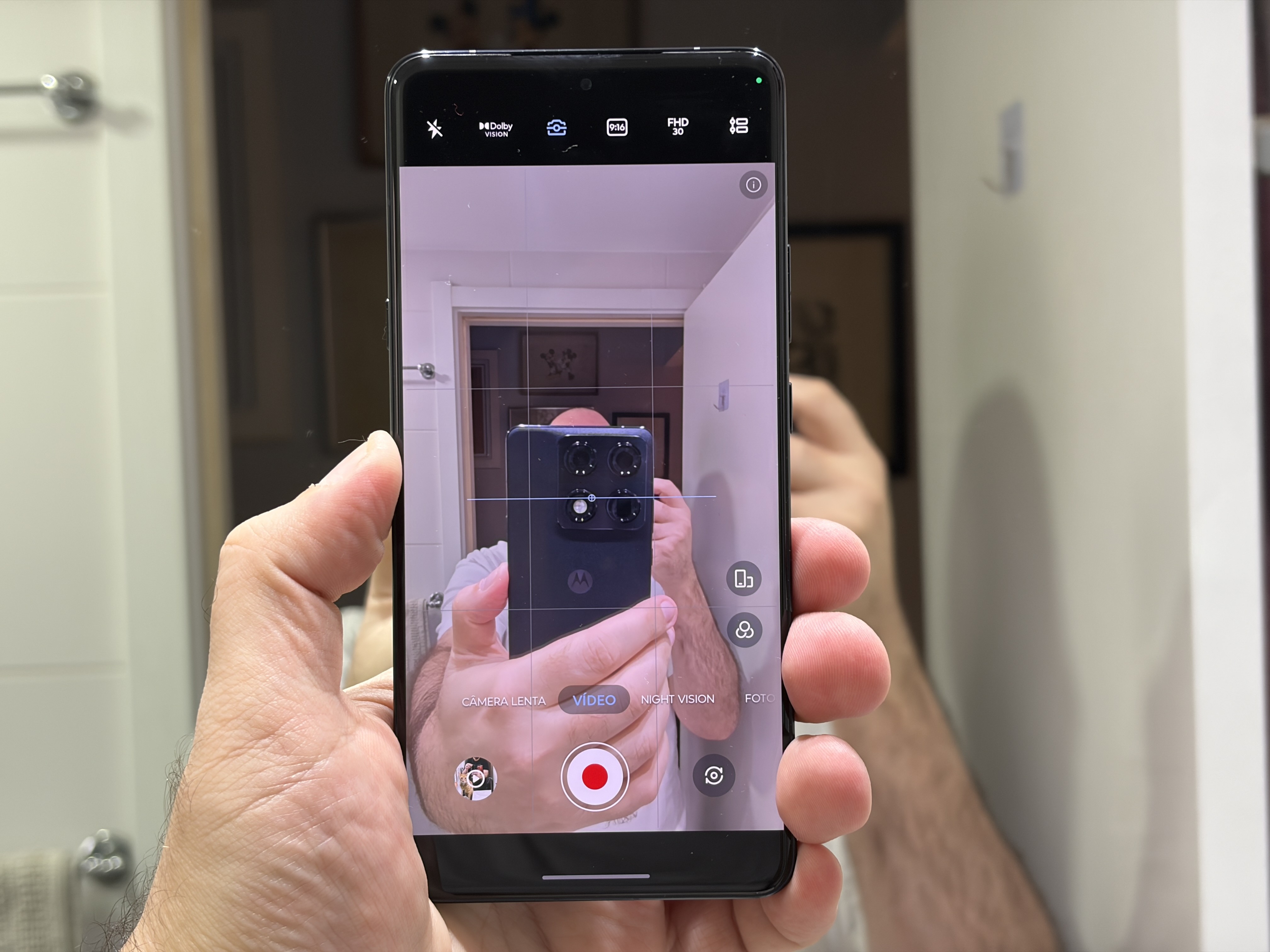 Celular que mantém o horizonte estável: como funciona a tecnologia que viralizou nas redes