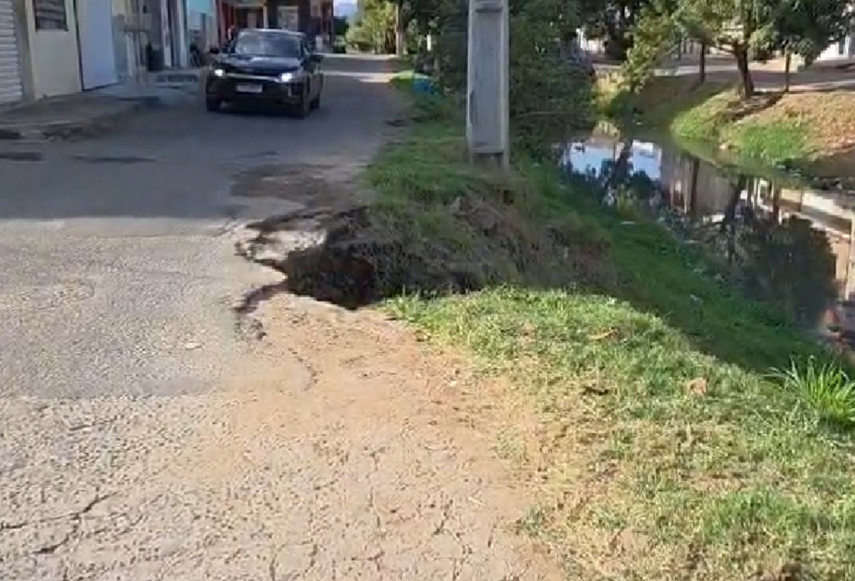 Asfalto cede em trecho de avenida em Itaperuna
