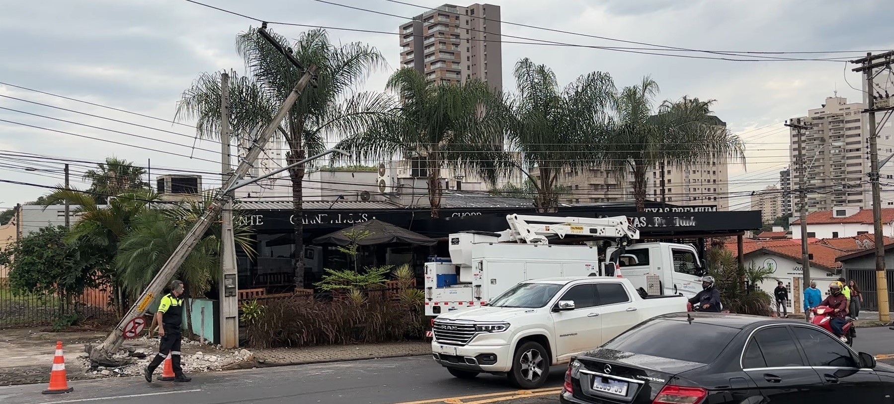 Motorista tem 'apagão' e bate contra poste na Avenida Centenário em Piracicaba; trecho tem congestionamento