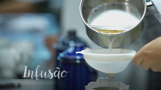 Existe forma certa de preparar chá? Descubra como preparo pode influenciar diretamente na sua saúde - O professor Paulo, do curso de Nutrição da Universidade de Joinville (SC), ensinou que tudo começa pela parte da planta que será usada.