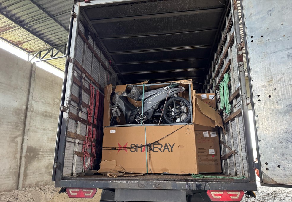 Motos eram transportadas de Pernambuco para o Ceará no caminhão que foi roubado — Foto: Sérgio Henrique Santos/Inter TV Cabugi