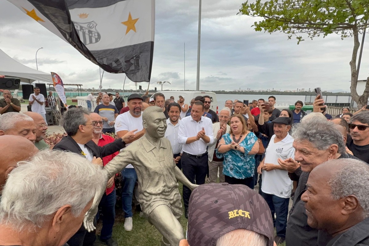 Estátua de Pelé é restaurada e reinaugurada em Cubatão, SP; VEJA