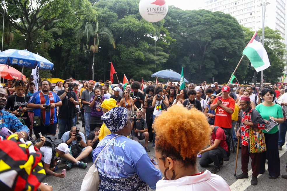Manifestantes participam das celebrações pelos 20 anos da instauração do Dia da Consciência Negra, com concentração no vão livre do Museu de Arte de São Paulo (Masp — Foto: EDI SOUSA/ATO PRESS/ESTADÃO CONTEÚDO