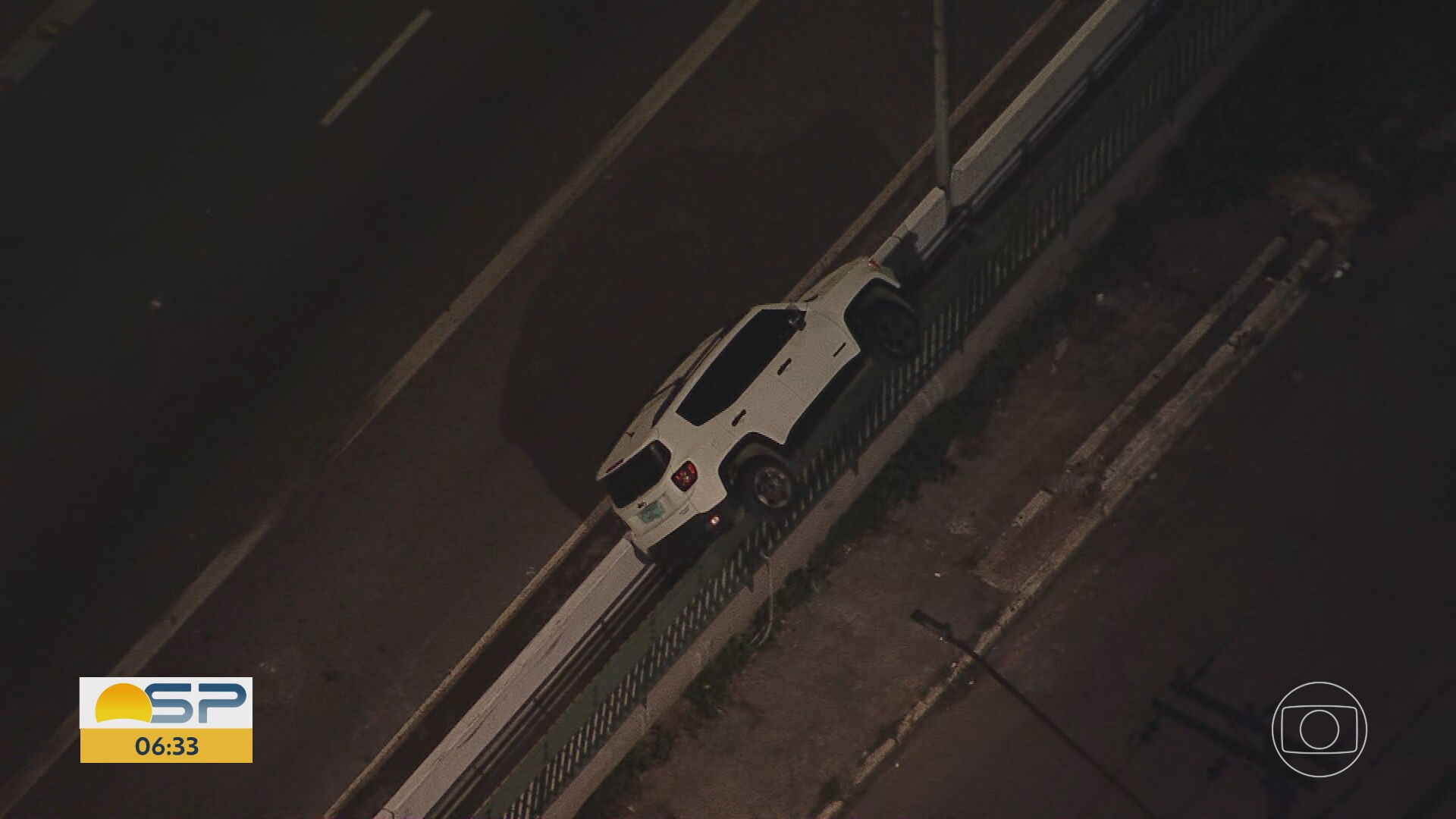 Carro fica pendurado em mureta de viaduto após acidente na Vila Leopoldina, Zona Oeste de São Paulo