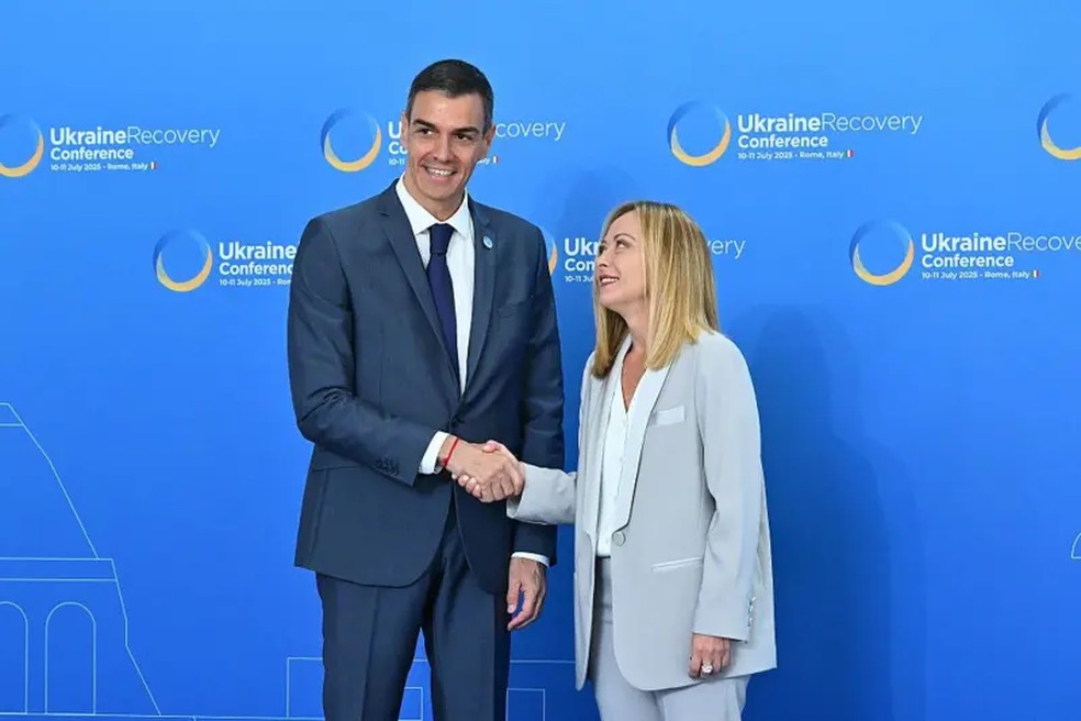 A crise colocou o líder de esquerda Espanha, Pedro Sánchez, em conflito com a primeira-ministra conservadora da Itália, Giorgia Meloni. — Foto: NURPHOTO via GETTY IMAGES/BBC