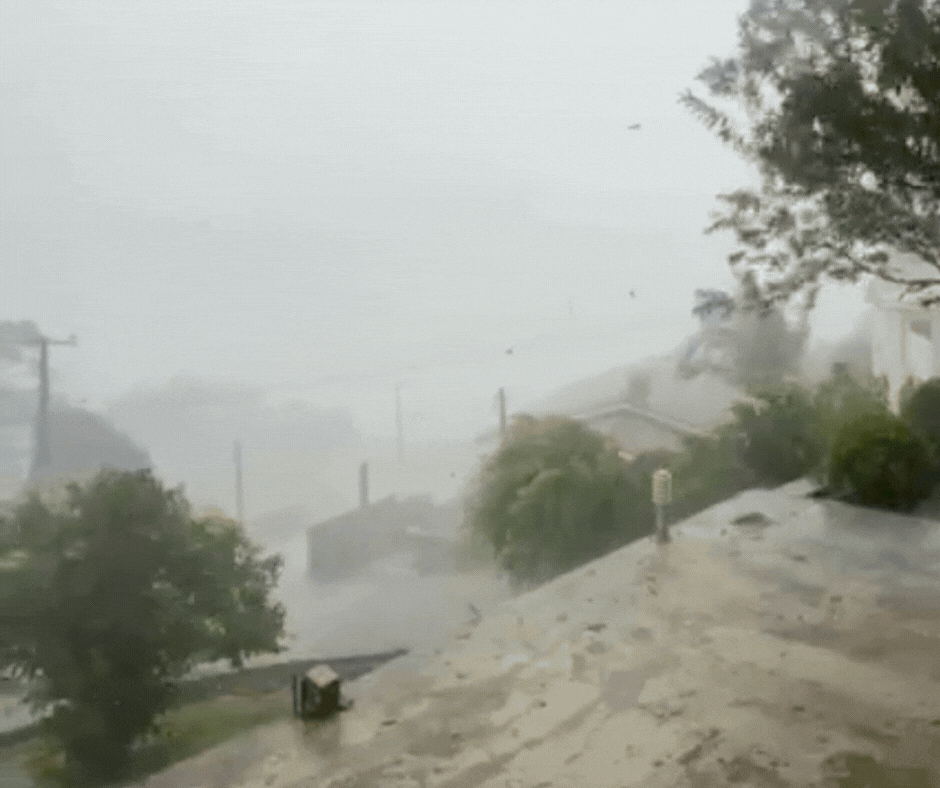 VÍDEO: temporais com granizo derrubam árvores e fazem rio transbordar em SC
