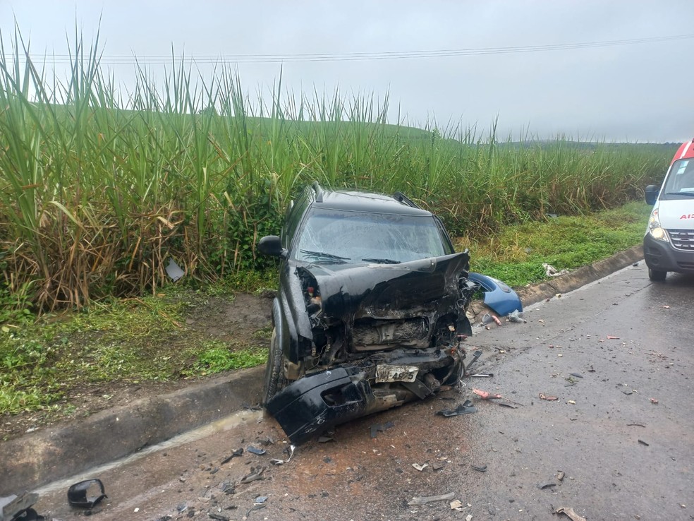 Caminhonete envolvida em colisão com Palio na BR-104, em São José da Laje, AL — Foto: Corpo de Bombeiros de Alagoas
