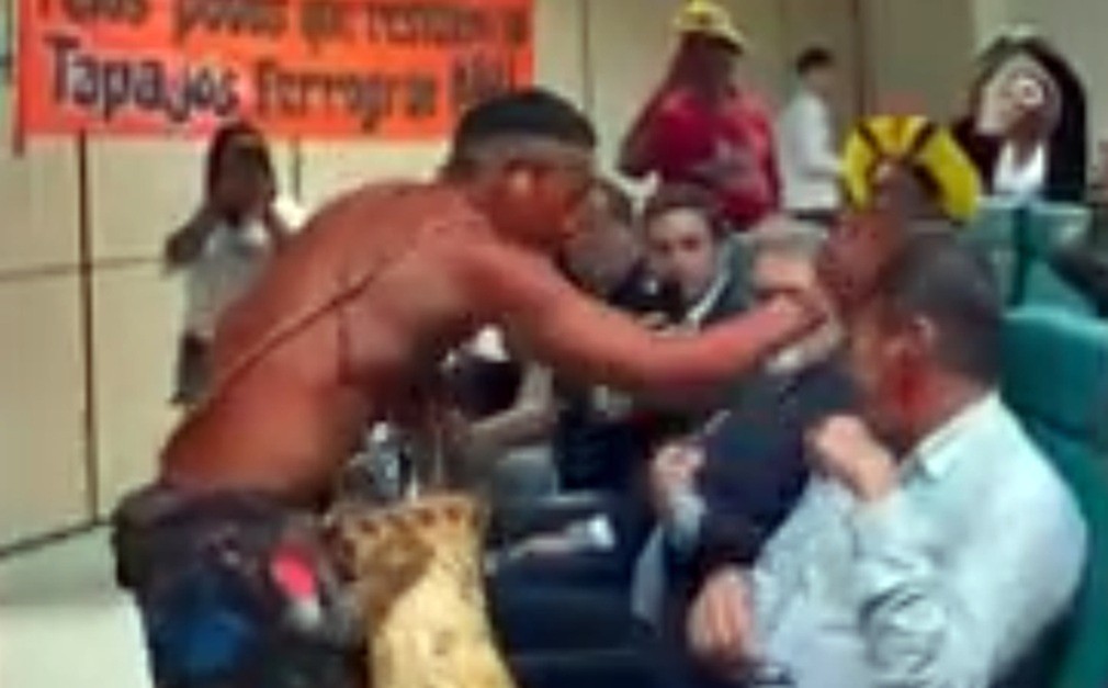 É #FAKE que vídeo de indígena pintando rostos de participantes de evento foi gravado na COP30; cena ocorreu em 2024