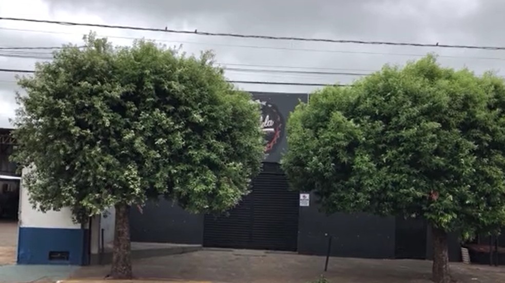 Vítima foi esfaqueada em um estabelecimento comercial, em Dracena (SP) — Foto: Reprodução/TV Fronteira