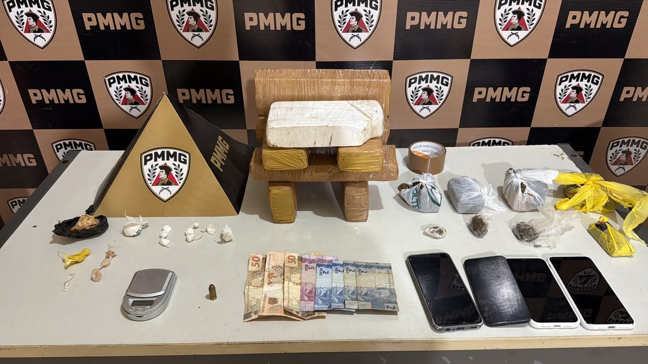 Após denúncia, PM apreende barras de maconha e cocaína em carro na LMG-629, em Taiobeiras