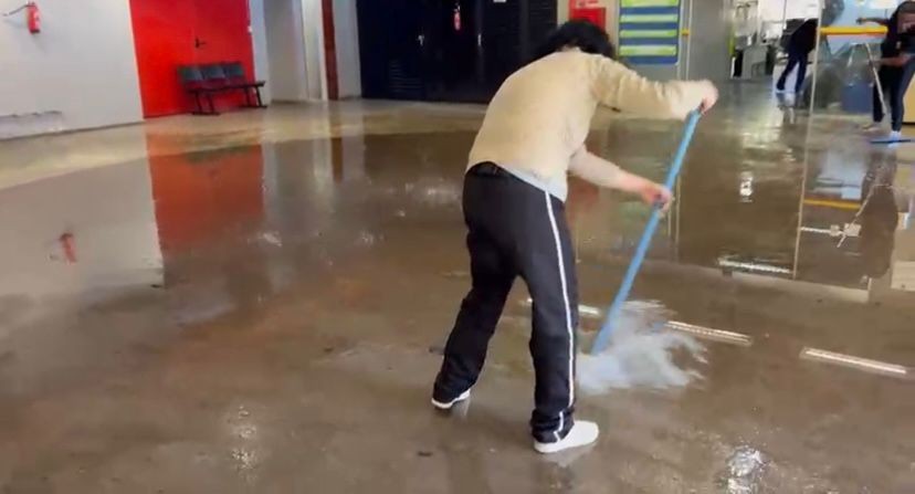 VÍDEO: vazamento no 6º andar alaga térreo do prédio da Prefeitura de Piracicaba 