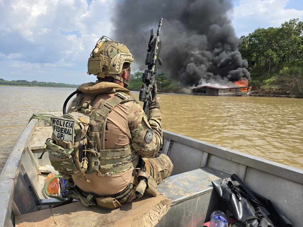 Operação da PF destruiu dragas de garimpo ilegal no interior do Amazonas — Foto: Divulgação/PF