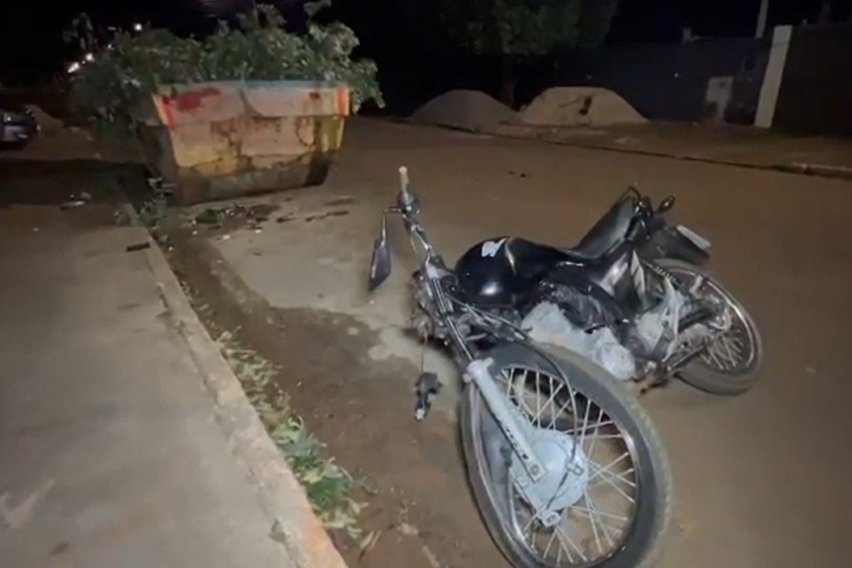 Jovem morre após bater moto em caçamba de lixo em MS 