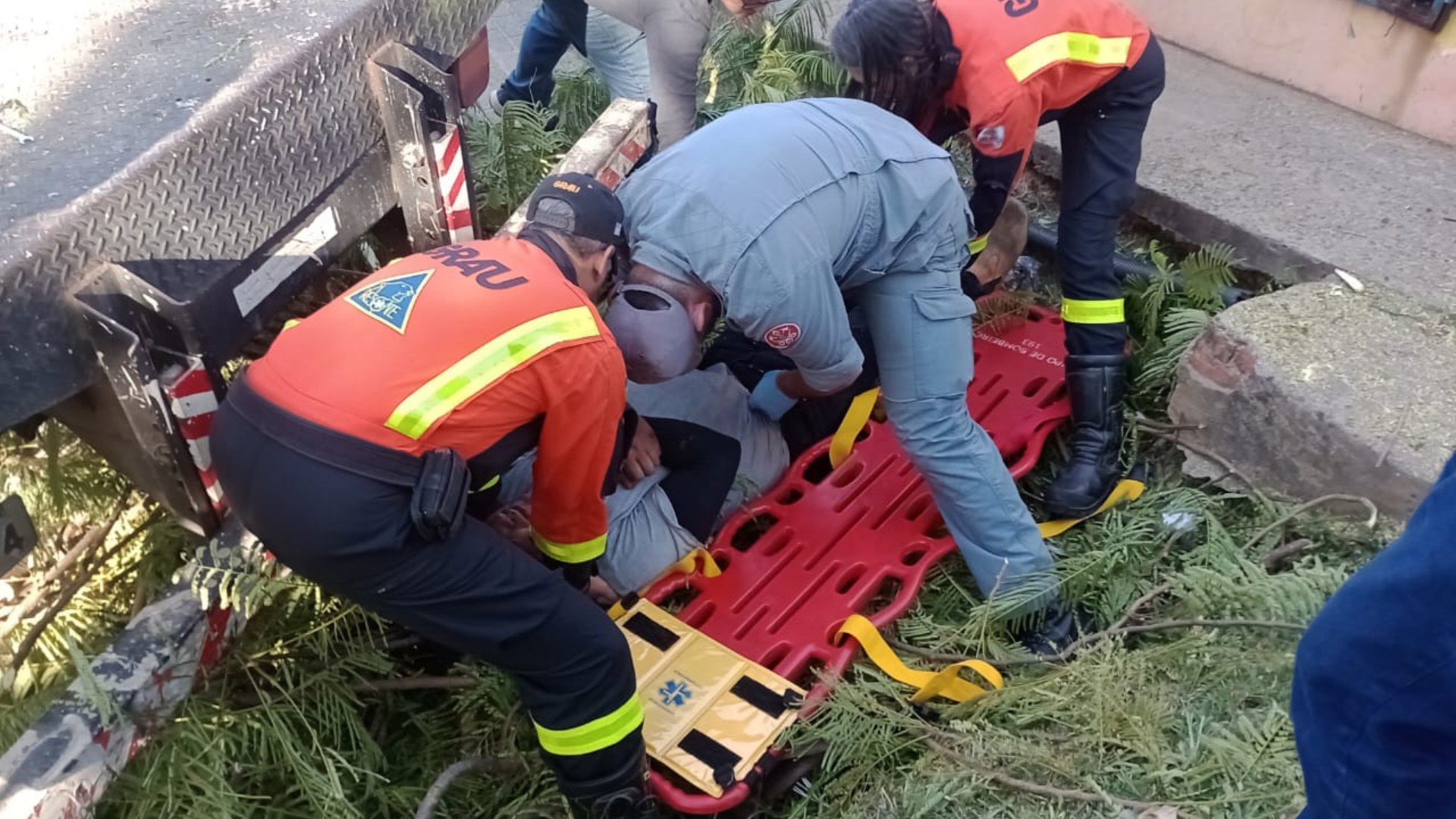 Funcionário da prefeitura é socorrido após cair de guindaste durante poda de árvore em Sorocaba 