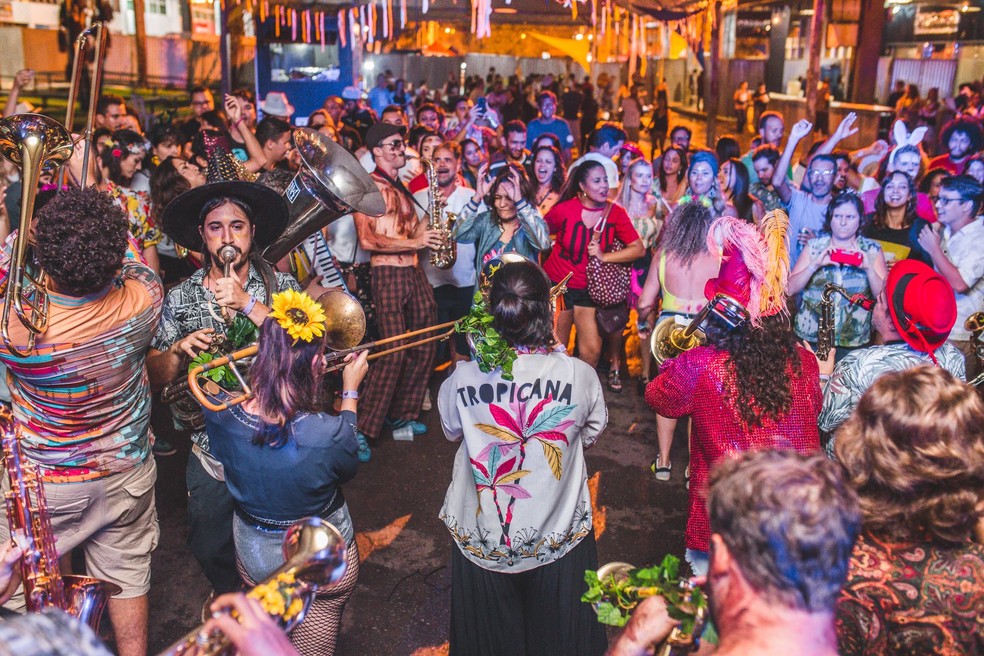 Banda Tropicaos se apresenta no Festival Paraísos Tropicais. — Foto: Raquel Coelho/Divulgação